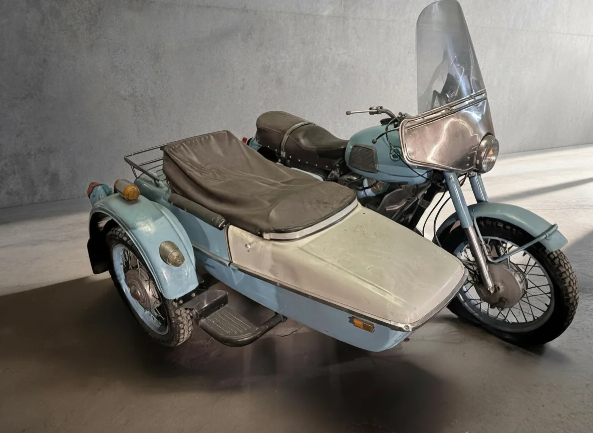 Jawa 350 motocikls ar blakusvāģi